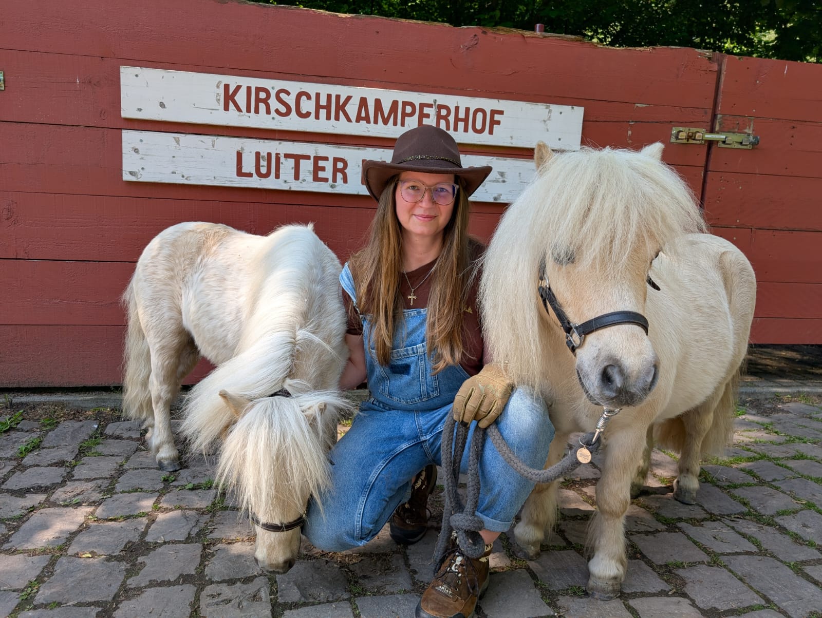 Lynn Kugler mit zwei Ponys am Kirschkamperhof