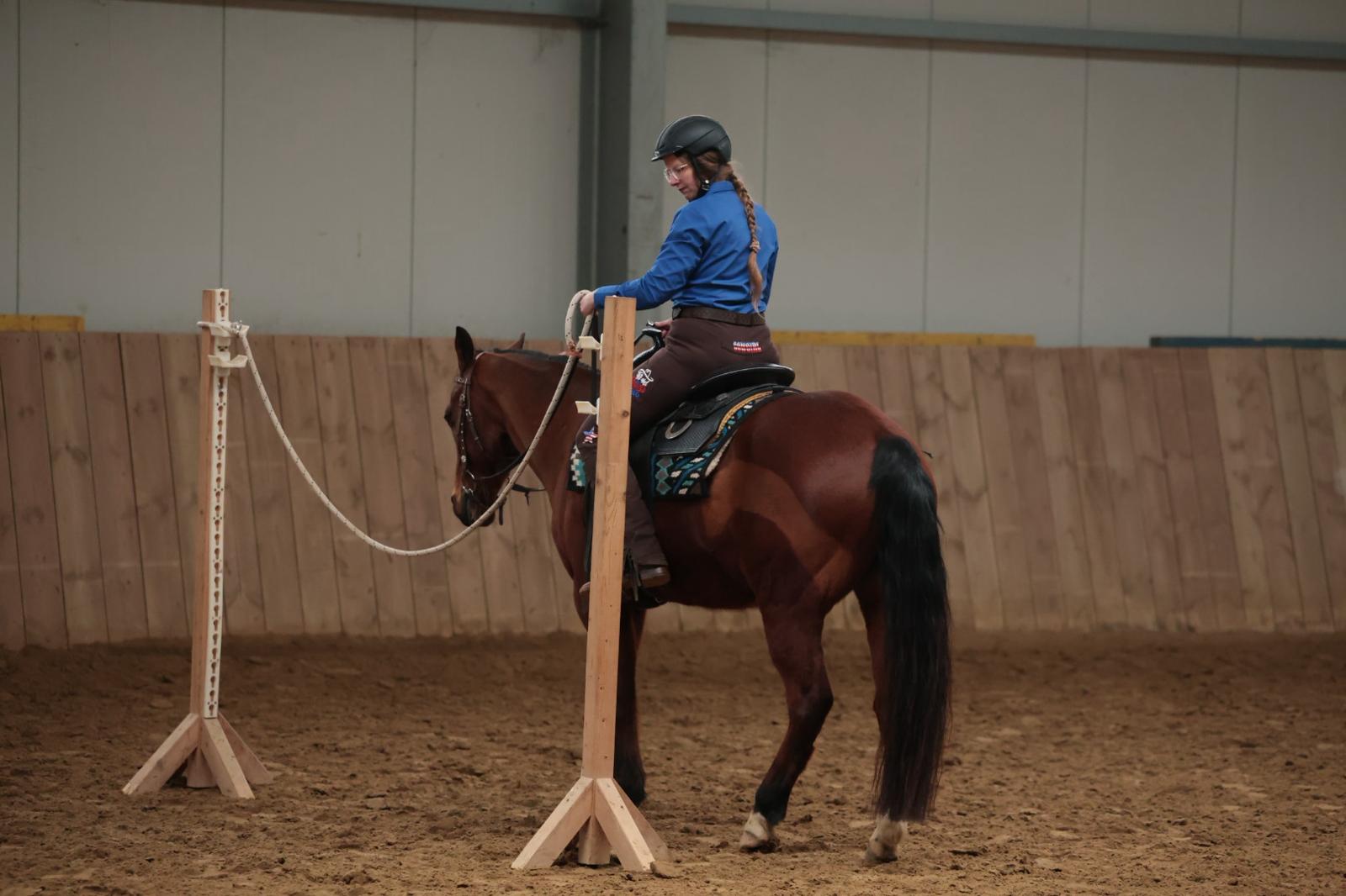 Lynn Kugler beim Reiten in der Halle